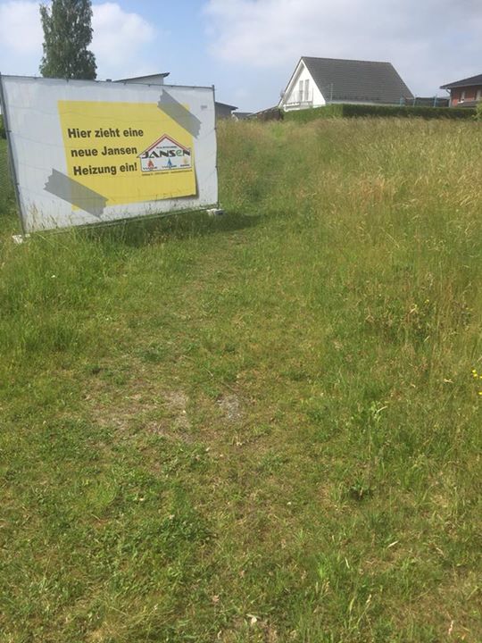 Noch eine Wiese. Doch in den nächsten Wochen entsteht hier ein barrierefreier Bungalow. Natürlich…