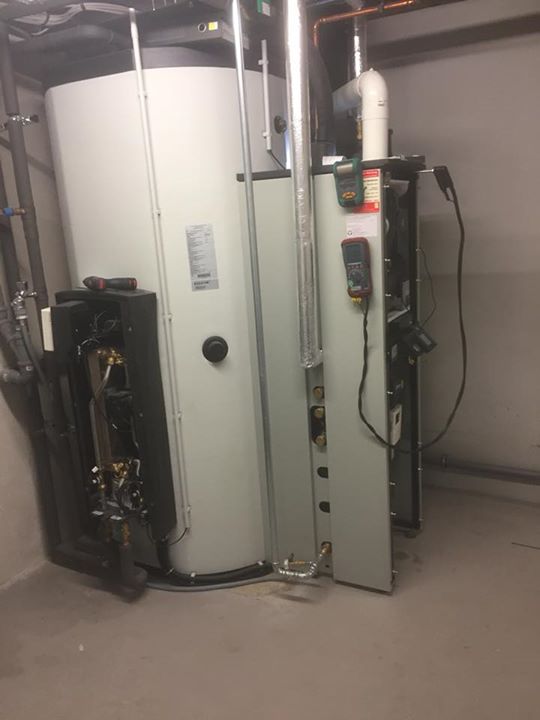 Wartung an einem Paradigma Sonnenkraftwerk. Multienergie-Hygienespeicher AquaExpresso, Heizzentrale EnergyVario und knapp 18 m2 Brennglaskollektoren…