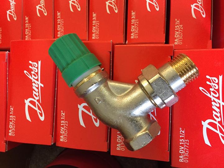 Heute in Sachen Energieeffizienz unterwegs! 20 alte Thermostatventile gegen dynamische Danfoss Heating RA-DV Ventile…