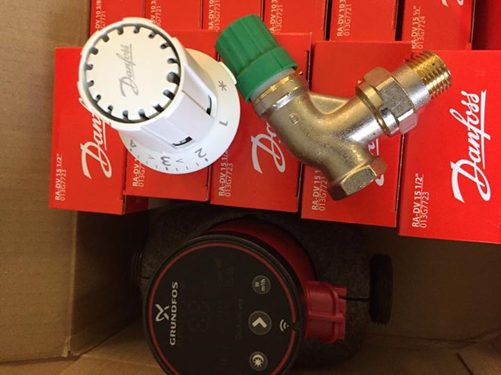 Heute in Sachen Energieeffizienz unterwegs! 20 alte Thermostatventile gegen dynamische Danfoss Heating RA-DV Ventile…